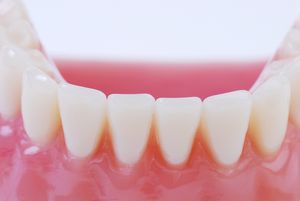 Mekkora fájdalommal jár a fogbeültetés implantáció?