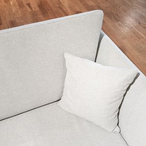Coussin carré de taille standard, 40x40cm, disponible avec une taie Bio Lin ou sans taie si vous disposez déjà des votres. Le garnissage de ces coussins est assuré par des flocons de latex naturel qui contient moins de 5% de matières synthétiques. Nos coussins sont naturellement anti acariens, anallergiques et hypoallergéniques. Tous nos oreillers et coussins sont fabriqués dans nos ateliers.