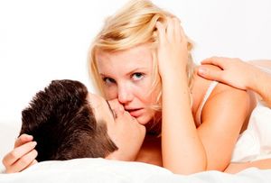Volver loco a un hombre en la cama con sexo oral