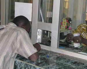 Credit photo. Un client au guichet d'une microfinance