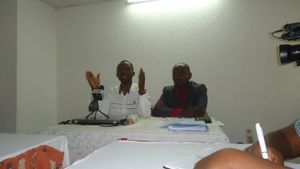 à gauche, Denis Nkewbo, président du SNJC
