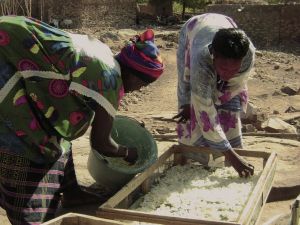 les artisanes ont recourt aux outils rudimentaires