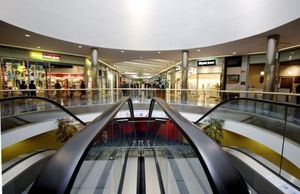 Toujours plus : pourquoi les centres commerciaux géants recouvrent la France