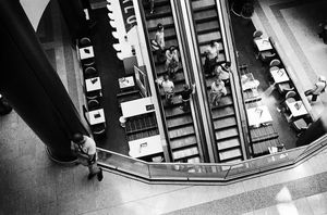 Toujours plus : pourquoi les centres commerciaux géants recouvrent la France