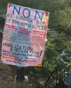 Les opposants au projet de barrage de Sivens érigent des barricades