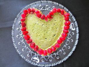 Gâteau au thé matcha et aux framboises