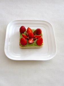 Toast express à la fraise et à la pâte à pistache
