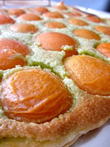 Tarte amandine aux abricots et à la pâte à pistache