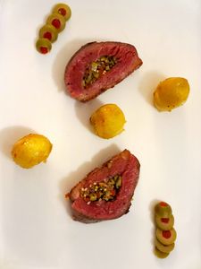 Magret de canard fourré aux olives et anchois
