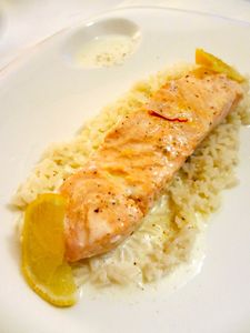 Pavé de saumon poché au lait de coco safrané