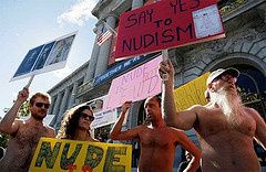 En San Francisco prohiben el nudismo.