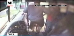 Chofer de autobús escolar empuja con una patada a una nena. Chofer de autobús escolar empuja con una patada a una nena.