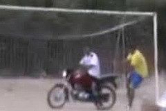 Cabeceó y volvió en moto!!!!