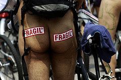 Centenares de ciclistas ruedan desnudos en cuna del mariachi