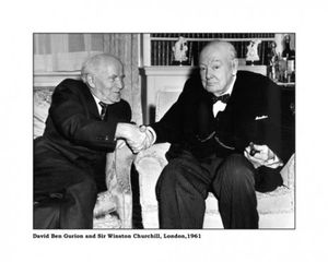 David Ben Gourion présidait une réception officielle un jour de grande chaleur..