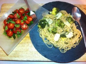 Idée repas : spaghettis aux brocolis et sa salade de tomates cerises, basilic