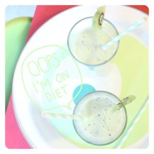 Smoothie kiwi, banane et lait de coco