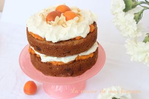 Sky high : gâteau multicouches à l'abricot, amande et chocolat blanc