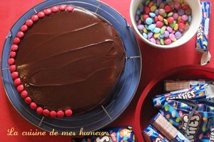 Gâteau moelleux au chocolat, décoration d'anniversaire