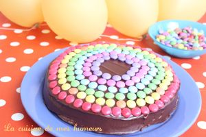 Gâteau moelleux au chocolat, décoration d'anniversaire
