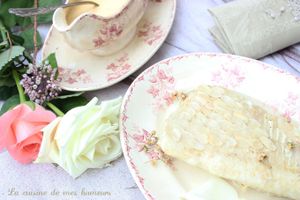 Ce que mange les elfes : poisson aux écailles d'amandes, pétales de roses et chantilly aux herbes