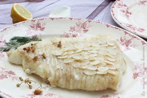 Ce que mange les elfes : poisson aux écailles d'amandes, pétales de roses et chantilly aux herbes