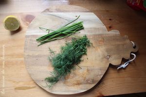 Ce que mange les elfes : poisson aux écailles d'amandes, pétales de roses et chantilly aux herbes