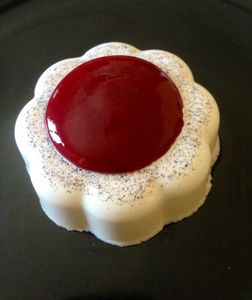 Fleur de panna cotta au cœur de framboise avec le thermomix