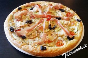 Tarte fine courgette chèvre et jambon cru