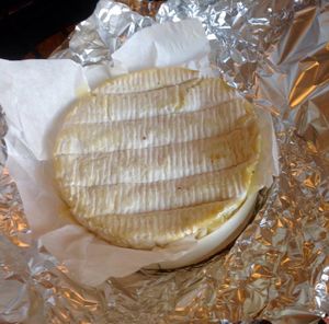 Camembert au four et chips de pomme