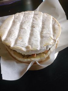 Camembert au four et chips de pomme