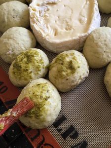 Sa Pain de mie au Pesto et camembert coulant