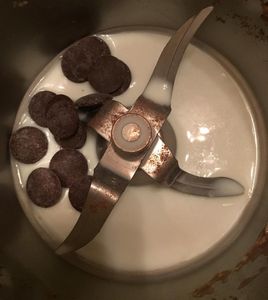 Bûche à la crème de marrons et tuiles au chocolat