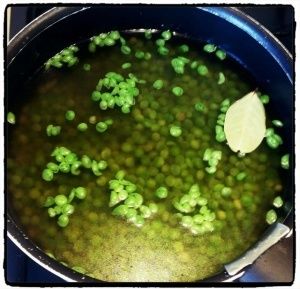 Cold pea and mint soup