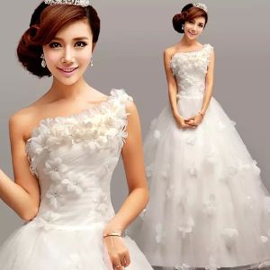 robe de mariée princesse à col asymétriqu en tulle avec des fleurs Crédit photo : Persun.fr