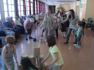 Petits jeux sportifs à la maison de retraite
