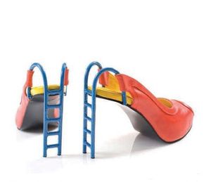 Pieds nus et tête en l'air