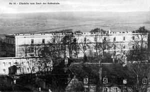 LES INTERNES CIVILS FRANÇAIS DE LA CITADELLE DE LAON, EN 1914.