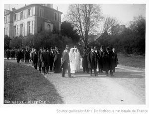 1er avril 1916 - Mr Poincaré président de la République visite l'hôpital Champion Smith, à Nogent-sur-Marne. Agence Rol.