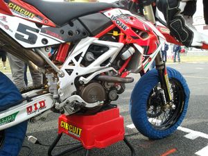 Supermoto à Carole