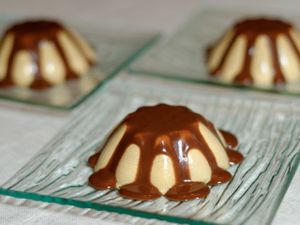 Panna cotta au café, coulis de chocolat