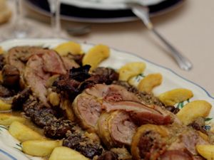 Pintade farcie et fricassée forestière, sauce au foie gras