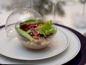 Panna cotta au foie gras, jeunes pousses, émincés de magret fumé