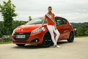 Miss France 2015 prend le volant de la Peugeot 208!