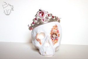 Tête de Mort, Skull Princess Pink Pearl, Recouvert de paillettes blanche et de perle Rose etc, une couronne de Princess . Tête de mort Skull Princess Pink Pearl Peut s'utiliser en décoration, sur table de salon, bureau, sous cloche ... à vous de choisir ! Couleurs : Blanc et Rose Dimensions : Hauteur : 14 cm Largeur : 13 cm Longeur : 17 cm Poid : 2 kilos Matériaux utilisés : Plâtre, poudre pailletté, perle blanche et rose ,transparente etc , Couronne de Princess, tissu rose blanc et vert . Vernis brillant Pièce unique. Fabriqué en France . Crâner c'est bien, Le crâne plein, c'est mieux ! Choisissez vos couleurs, vos idées, vos envies. Commandez le crâne qui vous plaît ! Créations fait-main, que des Pièces Uniques. N'hésitez pas à me laisser vos avis ! Bonne visite sur ma boutique ! Home'Skull