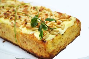 Pastel de calabacin con gratinado de piñones