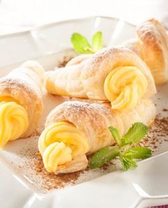 Canutillos de hojaldre con crema de melocoton