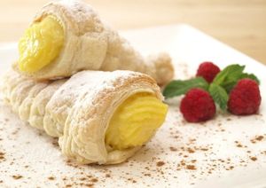 Canutillos de hojaldre con crema de melon