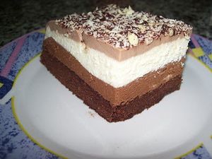 Tarta de mousse a los tres chocolates