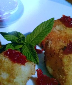 Queso camembert rebozado con mermelada de pimientos de piquillo